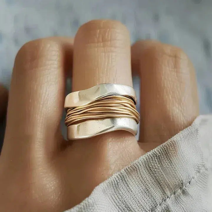 Silberring Mit Goldenem Fadendesign