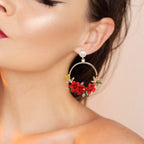 Elegante Goldohrringe mit Blumen und Perlen