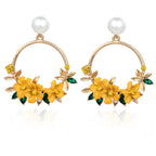 Elegante Goldohrringe mit Blumen und Perlen
