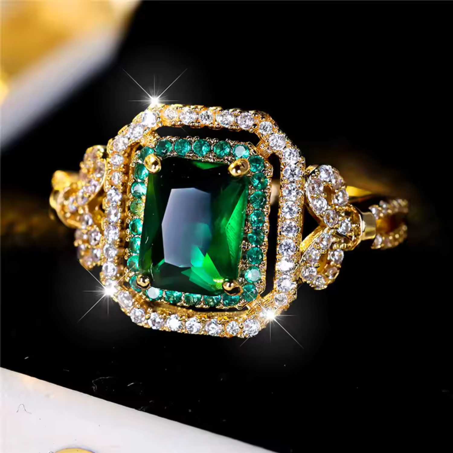 Eleganter Goldener Smaragdstensring