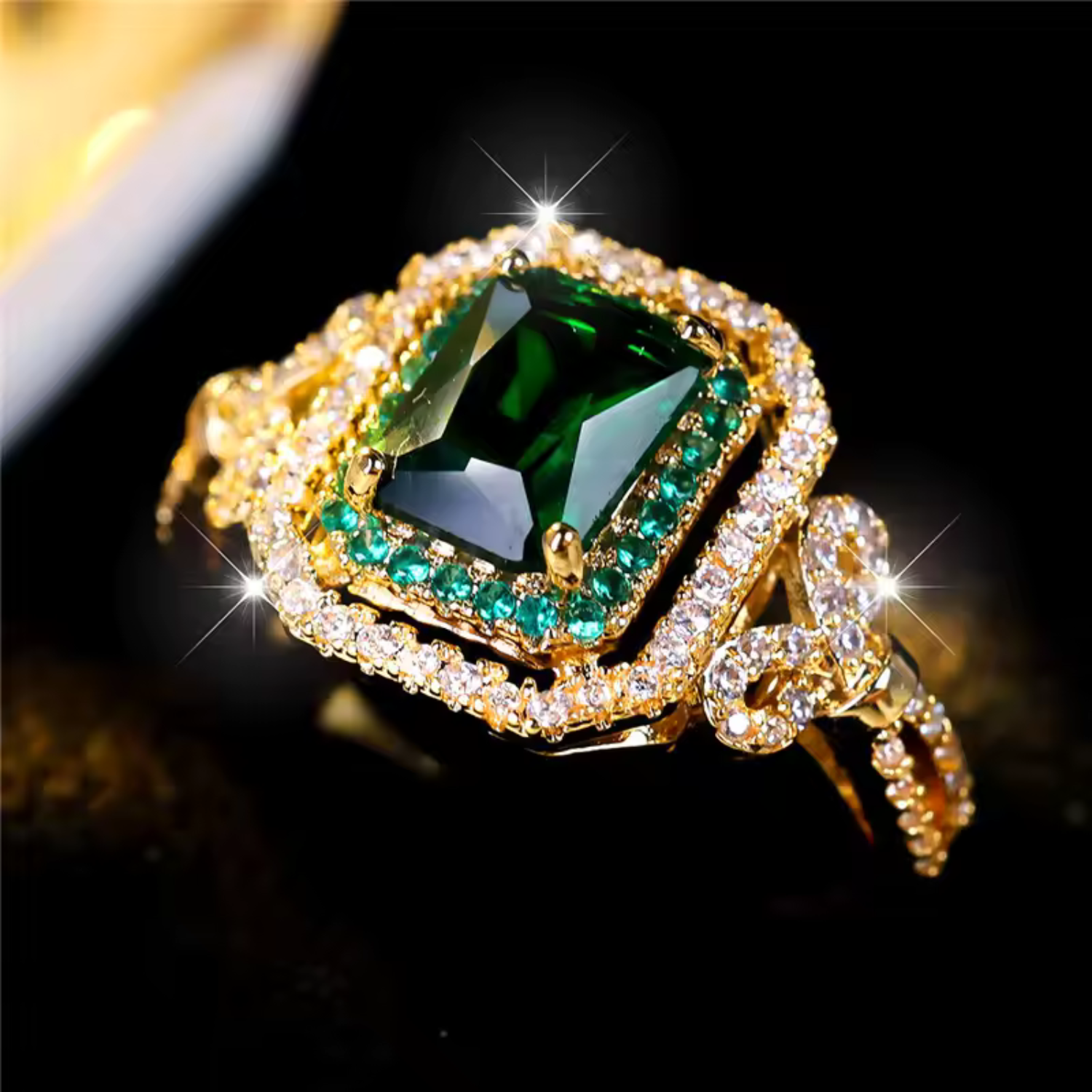 Eleganter Goldener Smaragdstensring