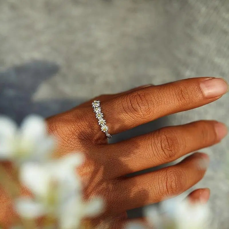 Silberner Gänseblümchen Ring mit Handbemaltem Emaille