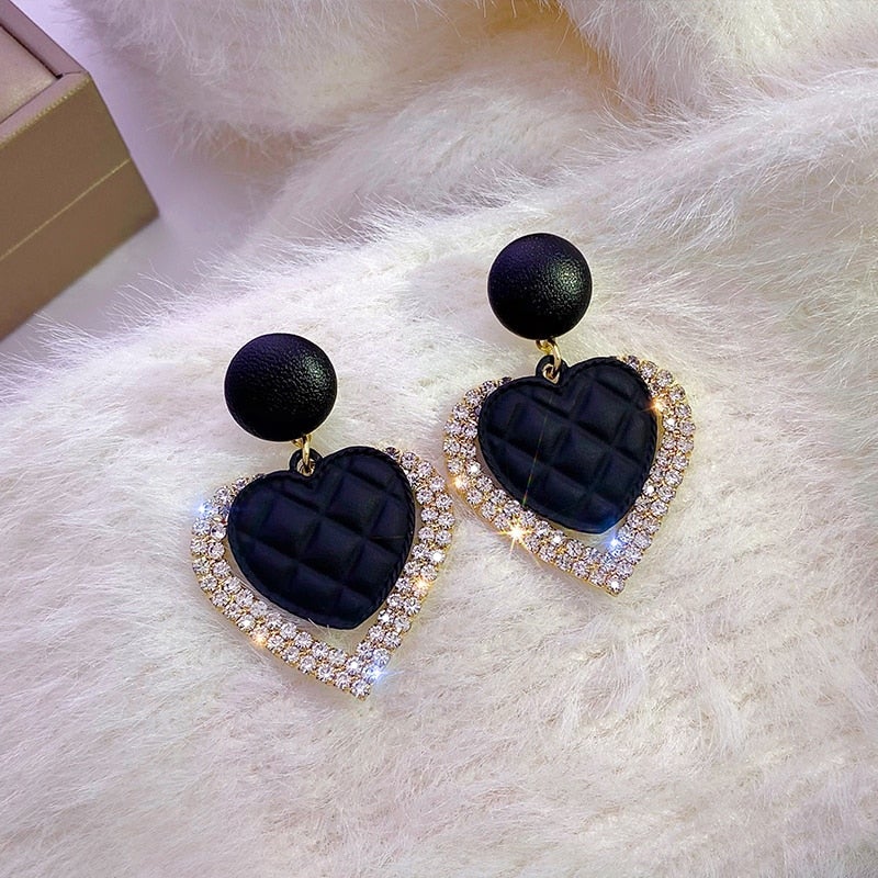 Schwarze Herz Ohrringe in Gold
