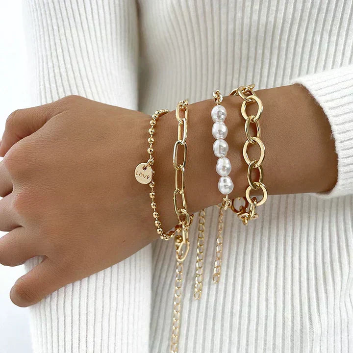 Charmantes Goldenes Perlenarmband Set