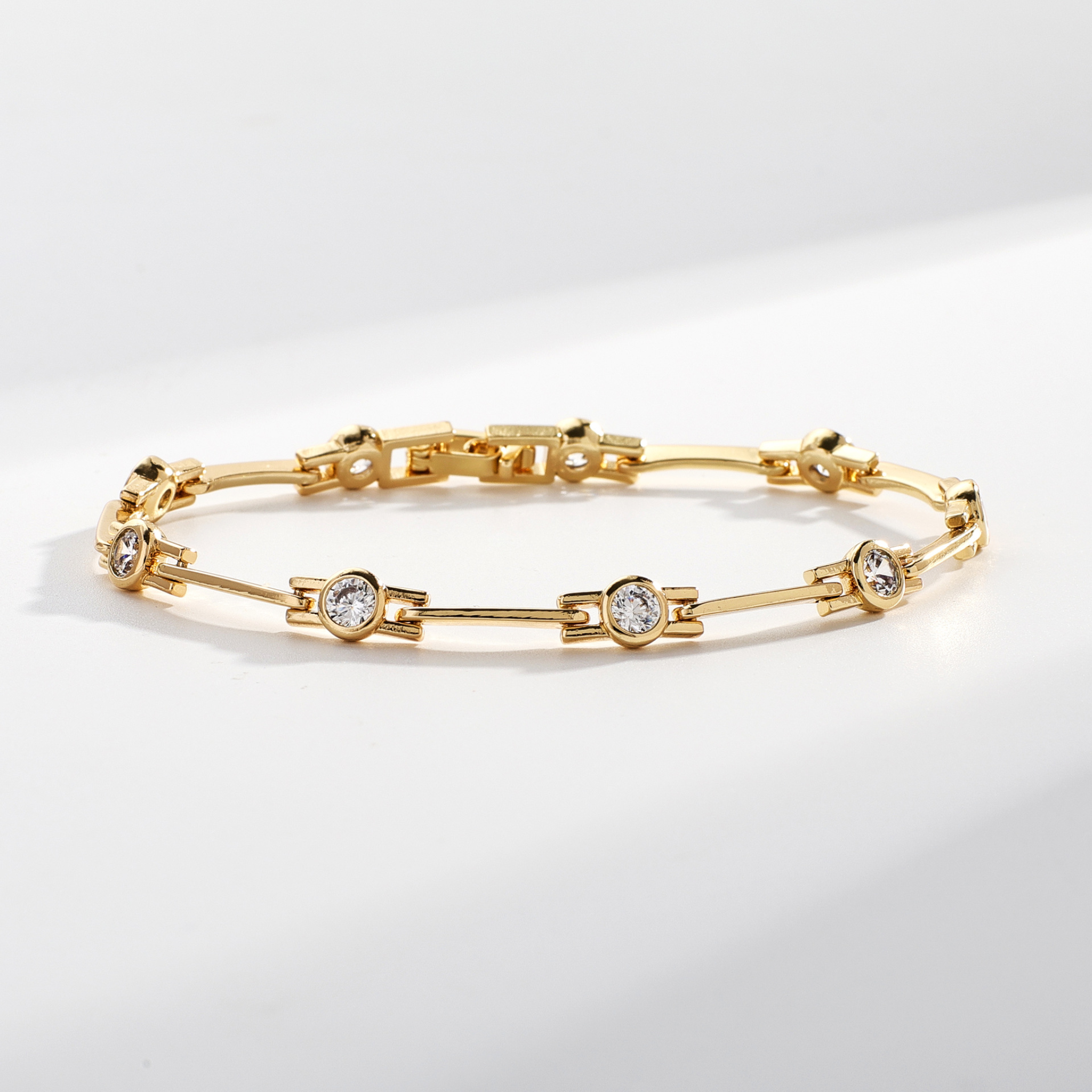 Elegantes Goldenes Armband mit Funkelnden Zirkonias