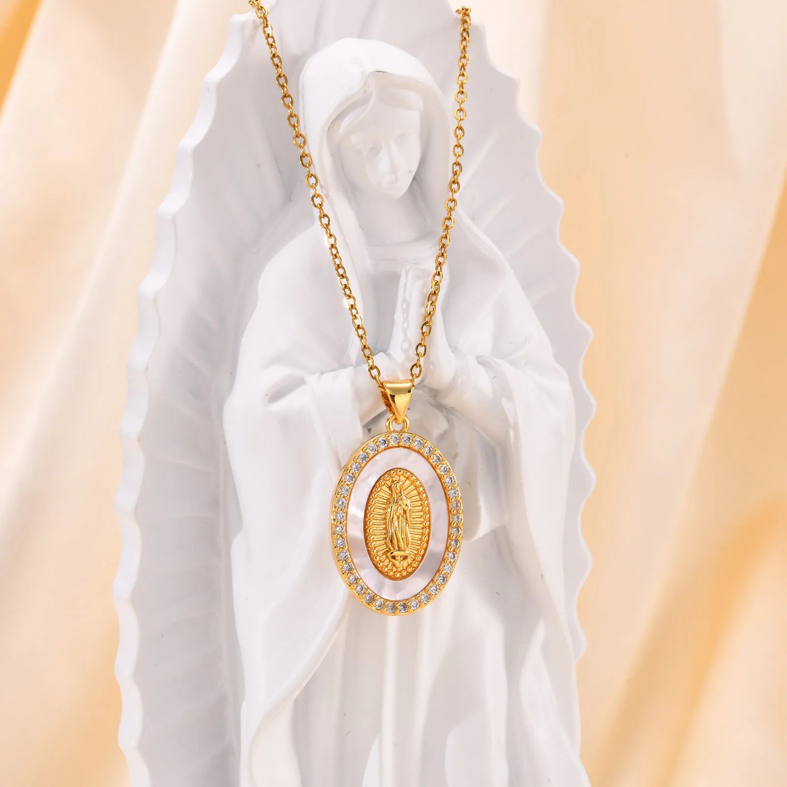 Goldene Mary Ovalanhänger Halskette