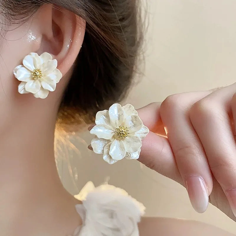 Schicke Weiße Acryl Blumen Steckohrringe