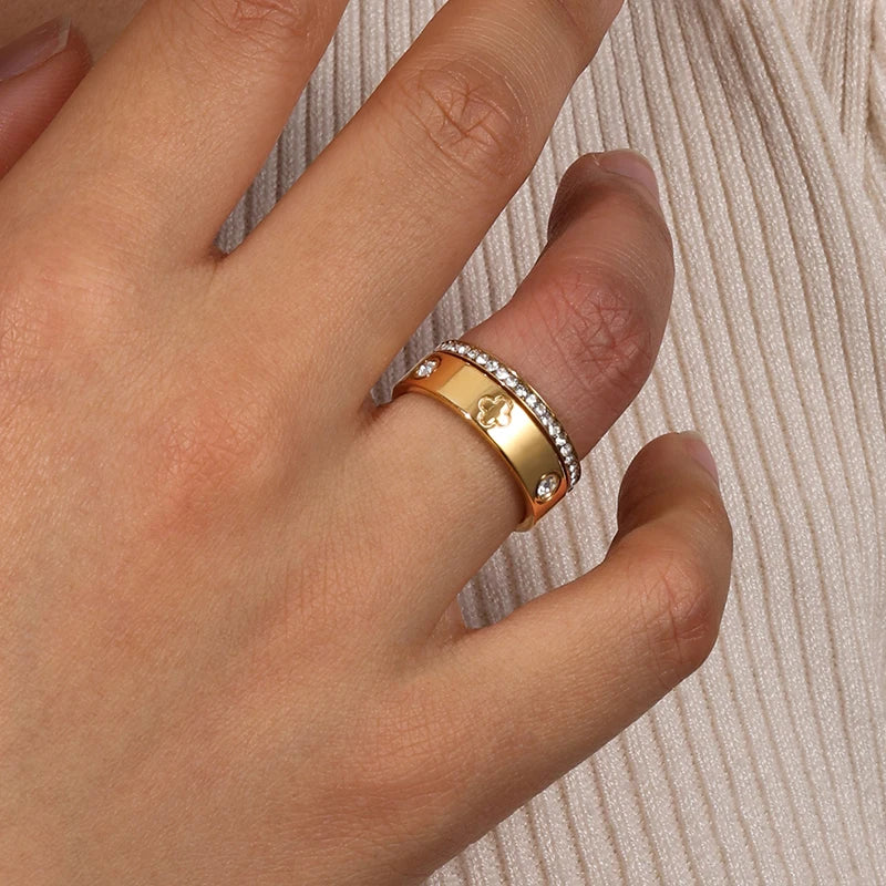 Glänzender Kleeblatt und Kristall Ring