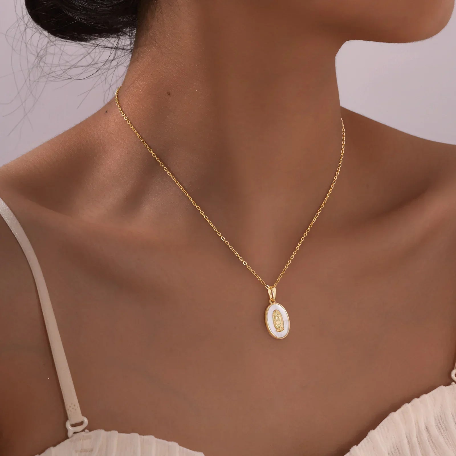 Goldene Mary Ovalanhänger Halskette