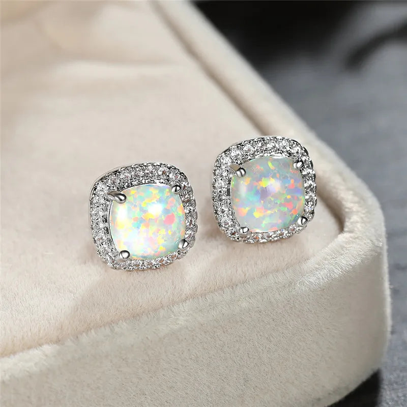 Elegante Silberne Runde Weißer Fire Opal Stecker Ohrringe