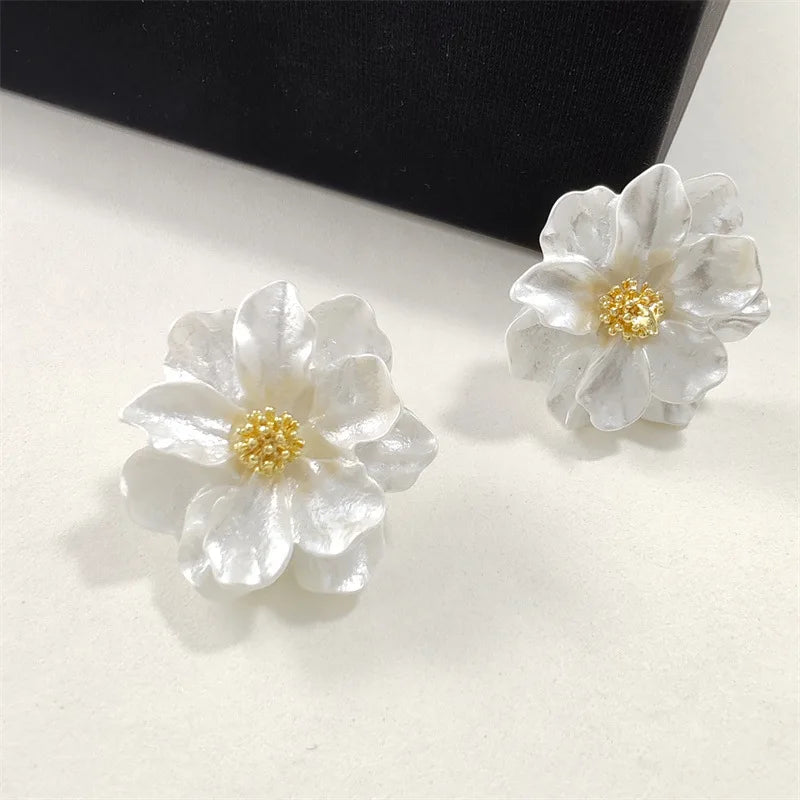 Schicke Weiße Acryl Blumen Steckohrringe