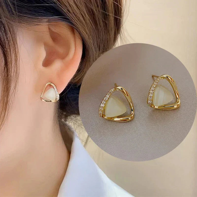 Elegante Dreiecks Ohrringe mit Opal und Kristall