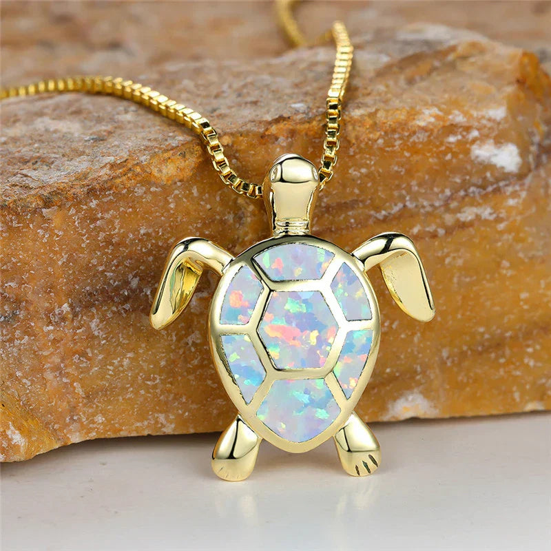 Vintage Goldene Halskette mit Grünem Feueropal Schildkröten Anhänger