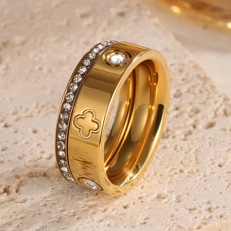 Glänzender Kleeblatt und Kristall Ring