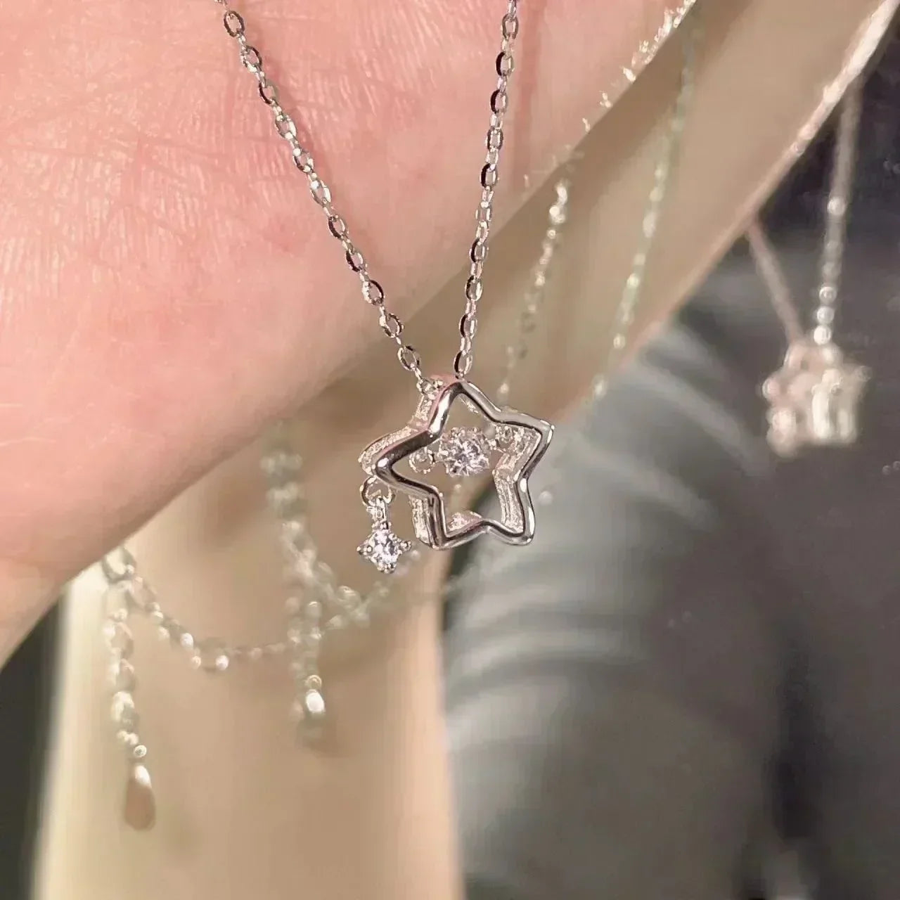 Elegante Metall Faltenblumen Anhänger Halskette