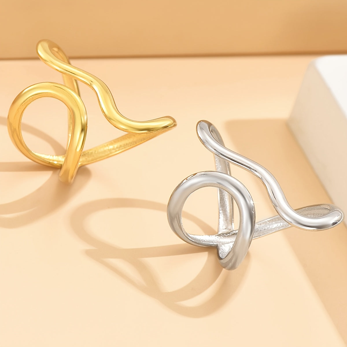 Schicker Asymmetrischer Wellen Ring