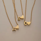 Zeitlose Initialen Halskette mit Herz Charm