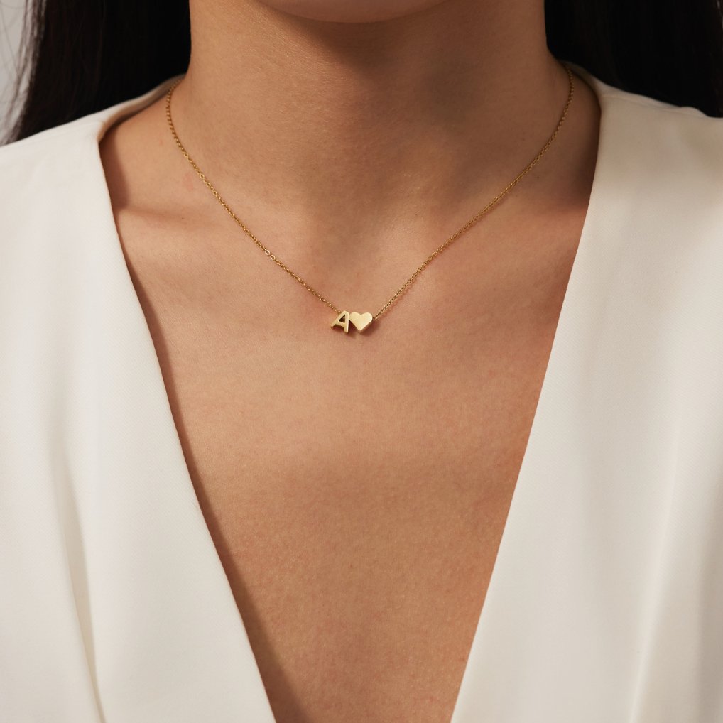Zeitlose Initialen Halskette mit Herz Charm