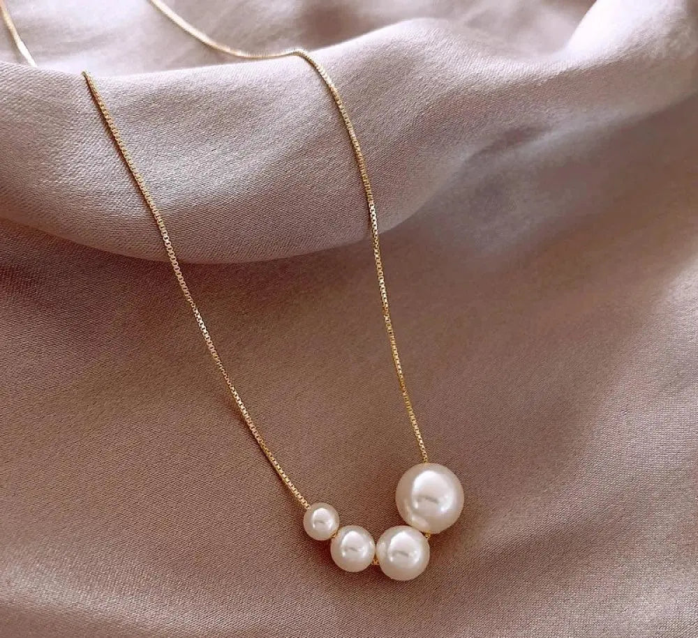 Elegante Goldkette mit Süßwasserperlen