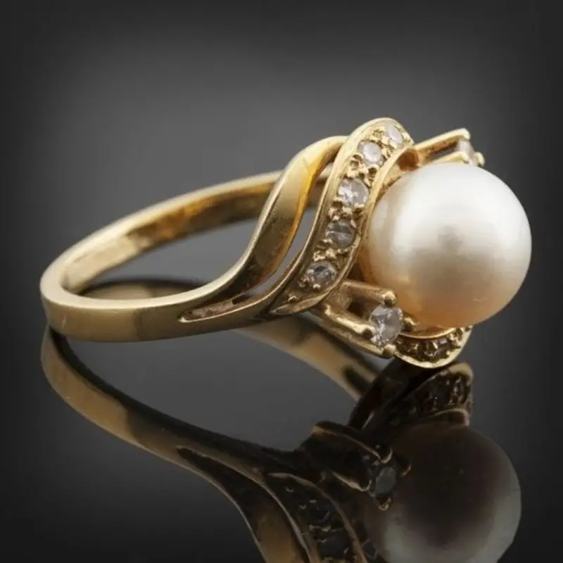 Schicker Perlen Und Strahlender Goldring