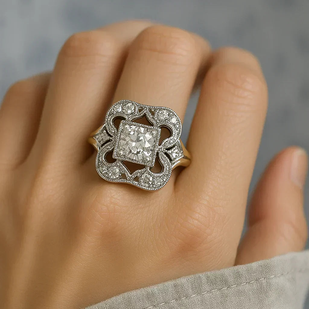 Klassischer Goldring Mit Vintage Zirkonia