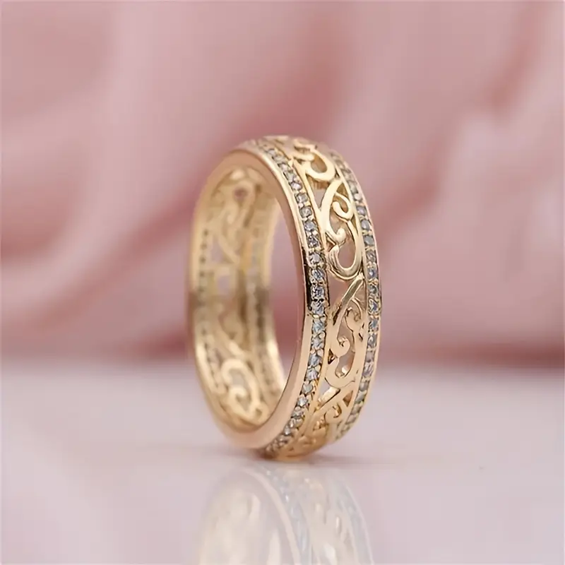 Goldenes Filigranbandring Mit Kristallkanten